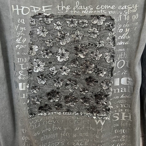 Made In Italy Women's Gray V-Neck Graphic Print Raised 3D Flowers Top - Medium - Picture 2 of 6